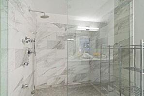 Combinazione doccia/vasca, asciugacapelli, asciugamani, sapone