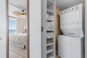 2 habitaciones, tabla de planchar con plancha, wifi y ropa de cama
