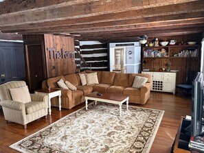 Smart TV, chimenea, reproductor de DVD y futbolito 