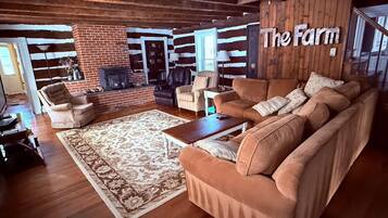 TV connectée, cheminée, lecteur de DVD, baby-foot