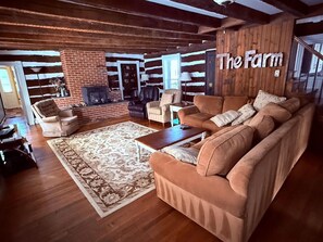 Een smart-tv, een open haard, een dvd-speler en tafelvoetbal