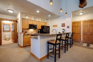 Fridge, oven, stovetop, dishwasher - TL2304 | Beautifully Appointed | Vaulted Ceilings | Winter Shuttle | 10 Hot Tubs (Steamboat Springs)