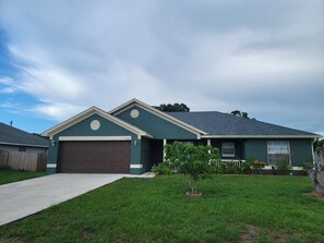 Exterior - Clean & Comfortable 3-bedroom, 2-bath home! Only 2 bedrooms are for rent. (Port St. Lucie)
