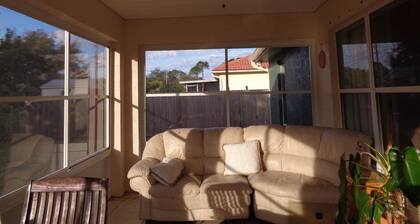 Limpio y cómodo 3 dormitorios 2 baños !! :)