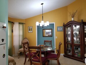 Dining - Clean & Comfortable 3-bedroom, 2-bath home! Only 2 bedrooms are for rent. (Port St. Lucie)