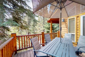 Outdoor dining - Spacious home with access to golf, tennis, hot tub, & pool (Truckee)
