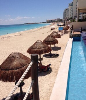 En la playa y toallas de playa 