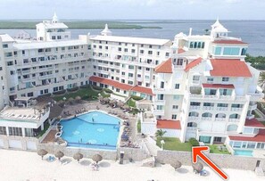 Exterior - LOCATION! LOCATION! LOCATION! Ground Floor! Private Yard! Steps to pool & beach! (Cancun)