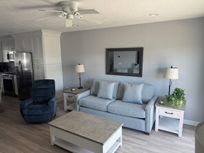 TV connectée, lecteur de DVD, livres