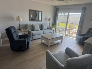 TV connectée, lecteur de DVD, livres