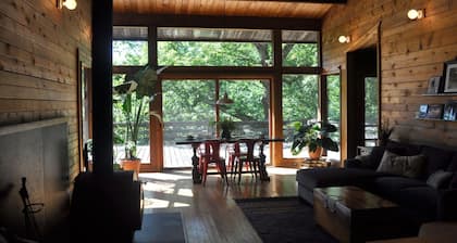 Upea, rauhallinen, maalaismainen talo metsässä lähellä Spring Greeniä, Wisconsinia