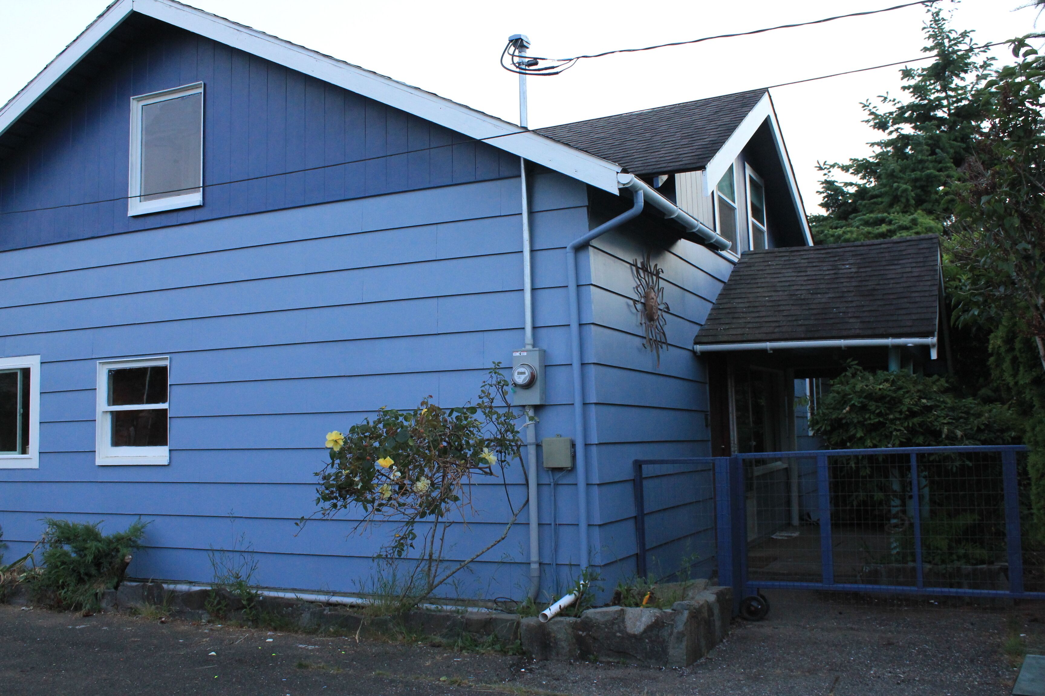 Private house with 3 bedroom, fenced yard, fire pit and hot tub.