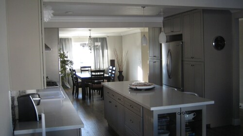 Beautiful 4 Bedroom 3 Bath Vacation Home Pool/Spa