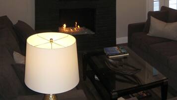 Smart TV, chimenea, libros y estéreo