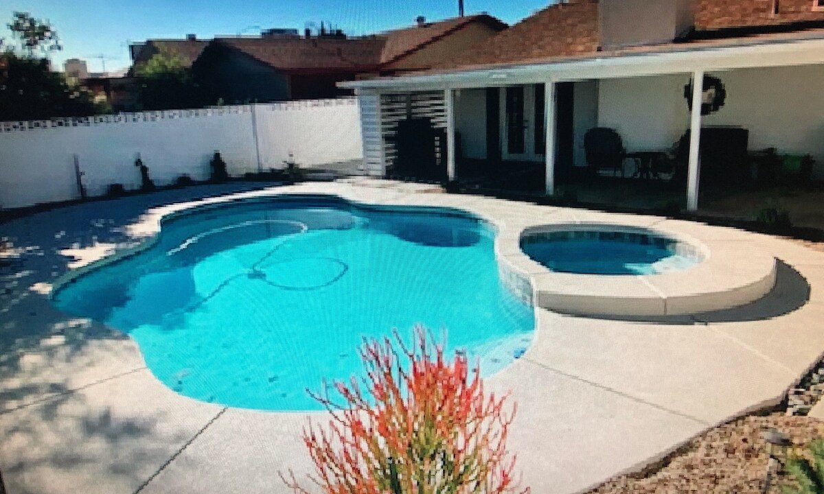 Beautiful 4 Bedroom 3 Bath Vacation Home Pool/Spa