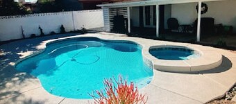 Beautiful 4 Bedroom 3 Bath Vacation Home Pool/Spa