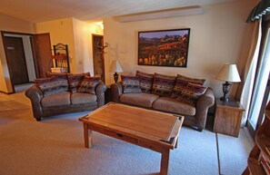 Fernseher, Kamin, DVD-Player, Tischfußball