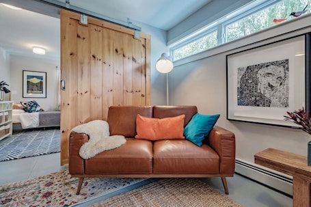 TV. Hip & Luxurious Garden Retreat for Families, Foodies & Adventurers