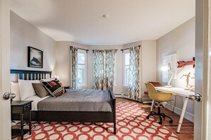 4 slaapkamers, een bureau, een strijkplank/strijkijzer, reisbedje