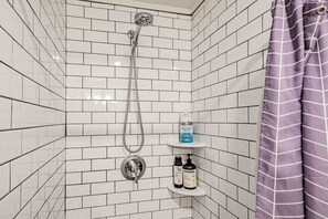 Sèche-cheveux, serviettes fournies, shampoing