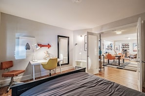 4 habitaciones, escritorio y tabla de planchar con plancha 