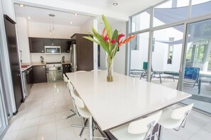 Een koelkast, een magnetron, een oven, een kookplaat