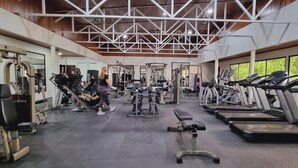 A gym with various exercise equipment, including treadmills and weight machines. - Private Eco-Villa, Prime Central Location, Ocean Views, Wildlife, and Nightlife (Quepos)