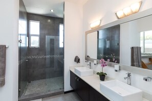 Bathtub, hair dryer, towels, soap - Private Eco-Villa, Prime Central Location, Ocean Views, Wildlife, and Nightlife (Quepos)