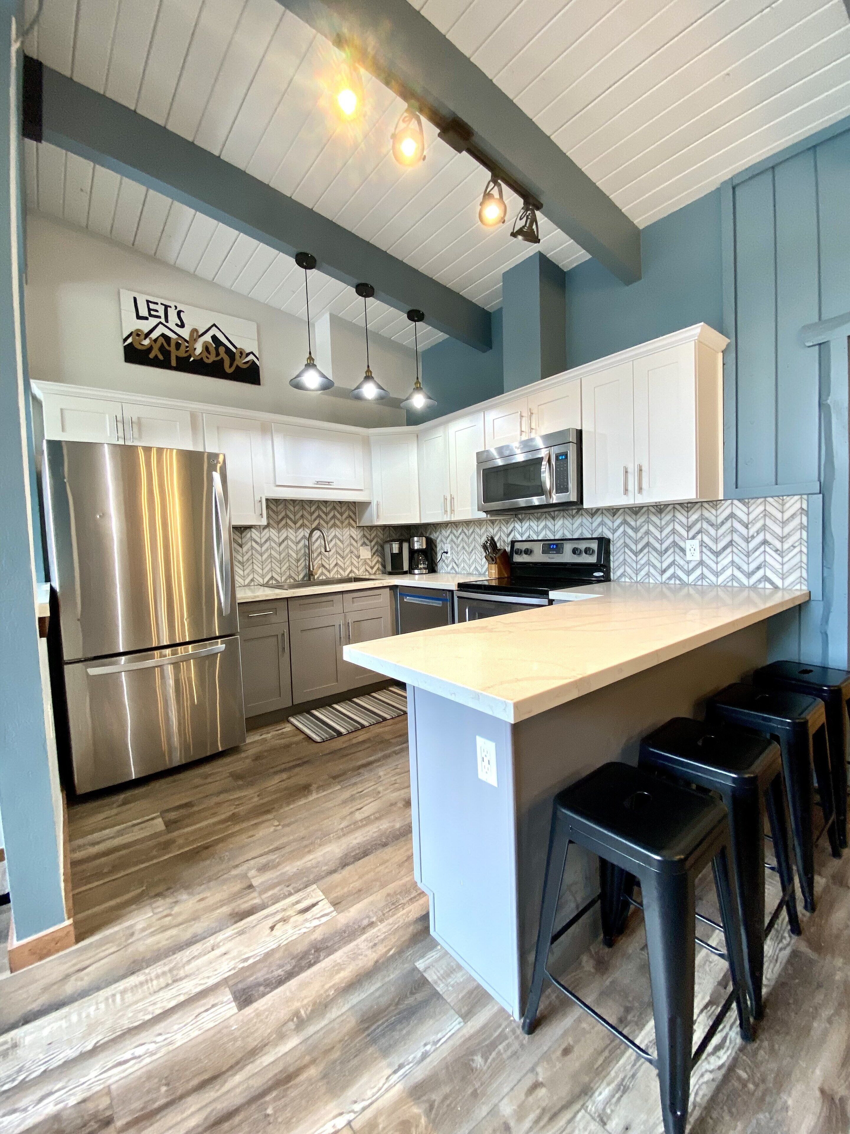 Kühlschrank, Mikrowelle, Ofen, Herdplatte