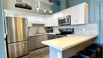 Kühlschrank, Mikrowelle, Ofen, Herdplatte