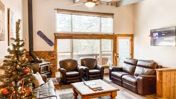 Smart-tv, pejs, dvd-afspiller, bøger