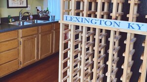 Una cocina con armarios de madera, un botellero y un letrero que dice "LEXINGTON KY".