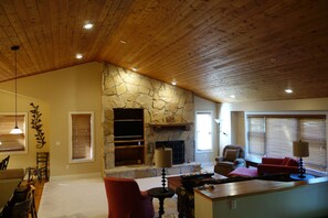 Smart TV, caminetto, impianto stereo