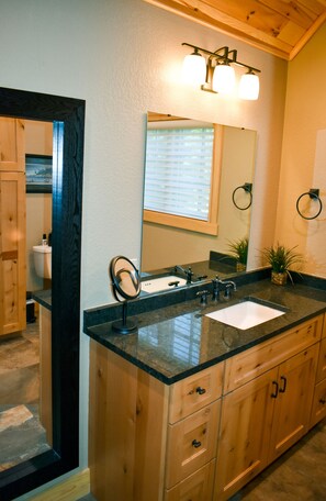 وحدات دش مع أحواض استحمام، مجففات شعر، مناشف، صابون