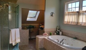 Ensemble douche/baignoire, baignoire à jets, bidet, serviettes fournies