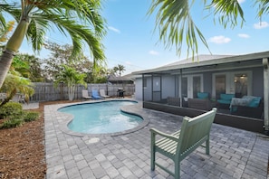 Alberca al aire libre y alberca climatizada