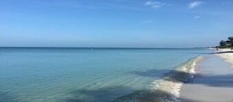 Naples Pool Home, Walk to Vanderbilt Beach & Mercato