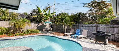 Alberca al aire libre y alberca climatizada