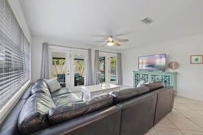 Smart TV, books - Exclusive June-October Special Naples Pool Home Walk to Beach & Mercato (Naples)