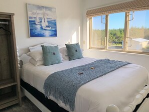 5 bedrooms, iron/ironing board, WiFi, bed sheets - Pacific Dreams Beach House- Beach front! Gorgeous views! Meticulously sanitized! (Grayland)