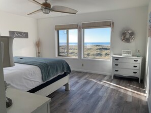 5 bedrooms, iron/ironing board, WiFi, bed sheets - Pacific Dreams Beach House- Beach front! Gorgeous views! Meticulously sanitized! (Grayland)