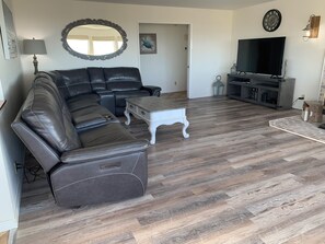 Smart TV, DVD player, video library - Pacific Dreams Beach House- Beach front! Gorgeous views! Meticulously sanitized! (Grayland)