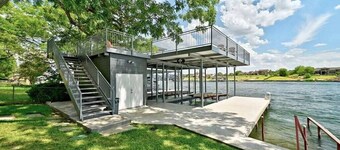 On Lake Lbj| Hot Tub | 2 Boat Slips | Pool Table | Media Room