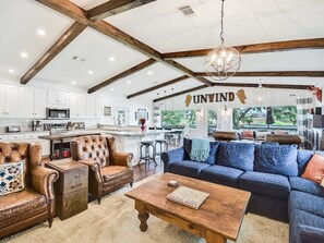 Smart TV, foosball, books, stereo - On Lake Lbj| Hot Tub | 2 Boat Slips | Pool Table | Media Room (Kingsland)