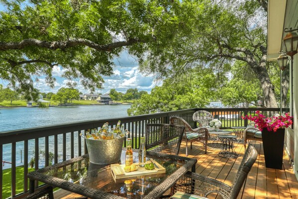 Outdoor dining - On Lake Lbj| Hot Tub | 2 Boat Slips | Pool Table | Media Room (Kingsland)