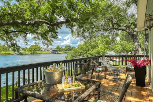 On Lake Lbj| Hot Tub | 2 Boat Slips | Pool Table | Media Room