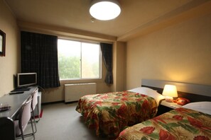 خزنة داخل الغرفة وملاءات أسرّة