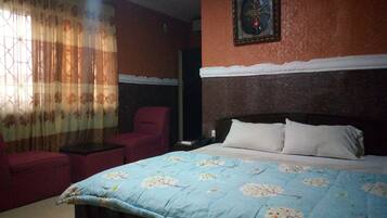 Royal Room | Meja, cadar katil