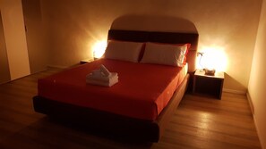 Familie suite, 1 queensize bed met slaapbank, uitzicht op de binnenplaats | Een minibar met enkele gratis items, een bureau