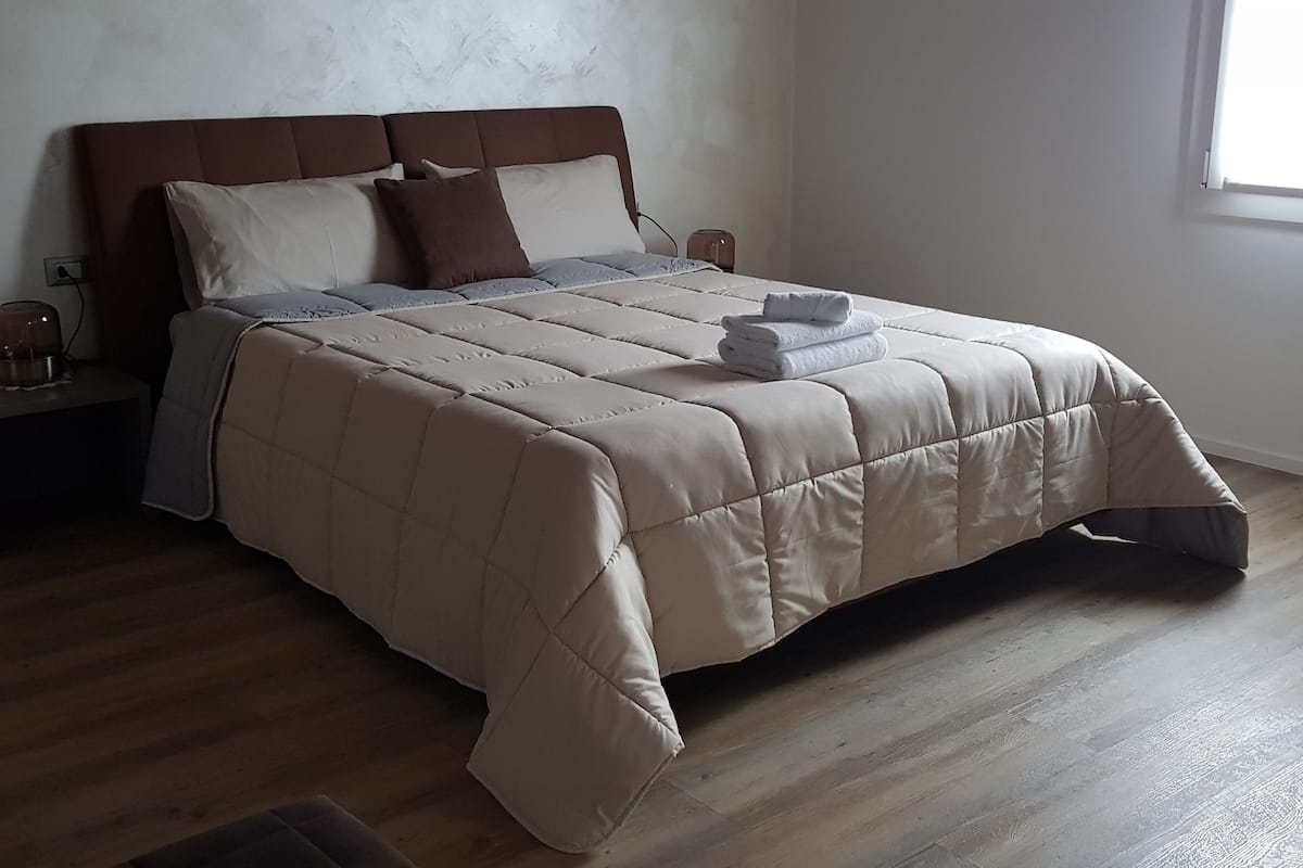 Familjesvit - 1 queensize-säng med bäddsoffa - utsikt mot innergården | Minibar med vissa gratis produkter och individuell inredning